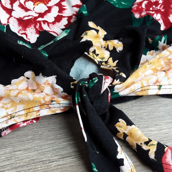 A summer top - Picture 2 of 4